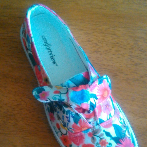 Comfortview Bright Floral Casual Shoe  NWOT. Size 8-Wide - Picture 4 of 4